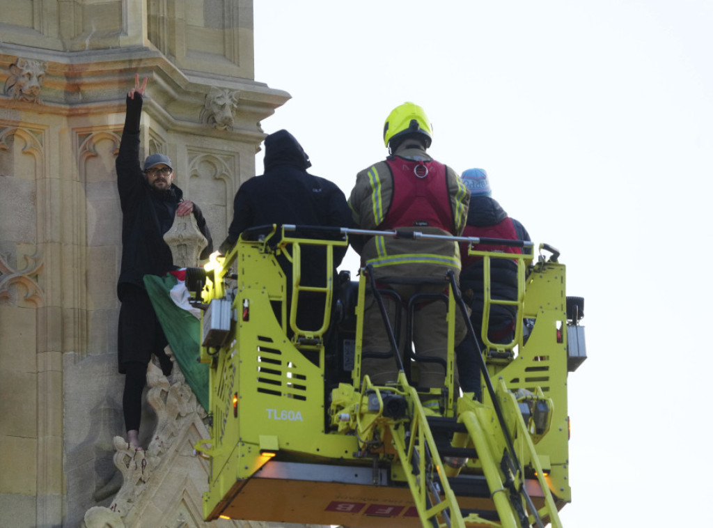 Muškarac sa palestinskom zastavom sišao s Vestminsterske palate posle više od 16 sati