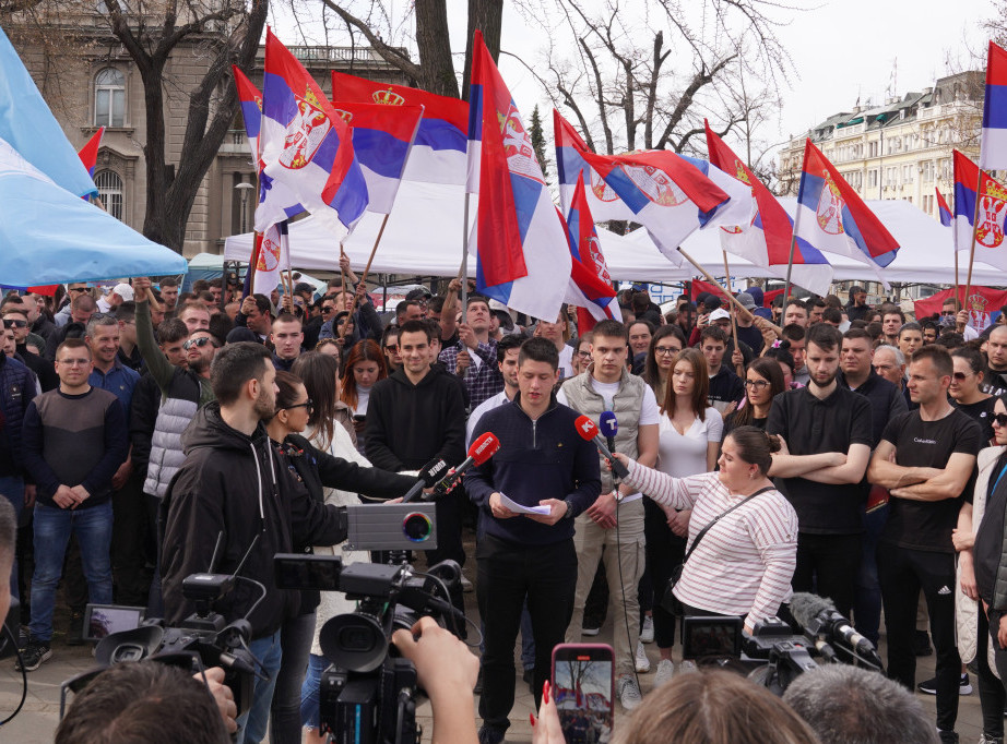 Studenti koji žele da uče od rektora i dekana traže informaciju kada će početi nastava