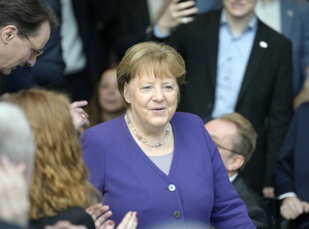 Merkel: Evropi preti uništenje ako ne poveća izdvajanja za odbranu