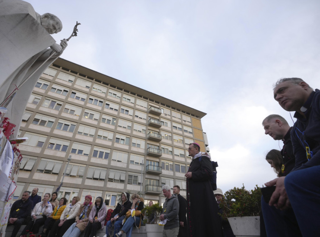Vatikan nastoji da opovrgne lažne vesti o zdravlju pape Franje