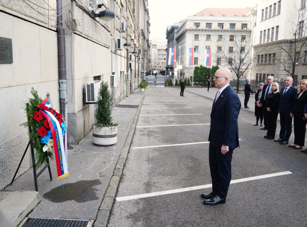 Vučević sa ministrima položio vence na mestu gde je ubijen Zoran Đinđić