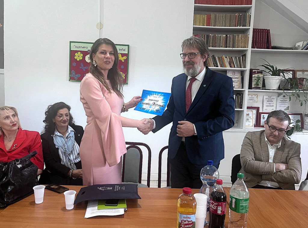 Žigmanov posetio Centar za porodični smeštaj i usvojenje u Kragujevcu