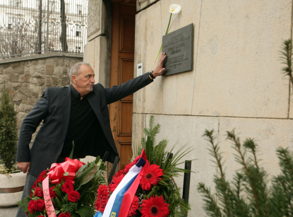 Članovi Đinđićeve Vlade položili vence na mestu gde je ubijen pre 22 godine