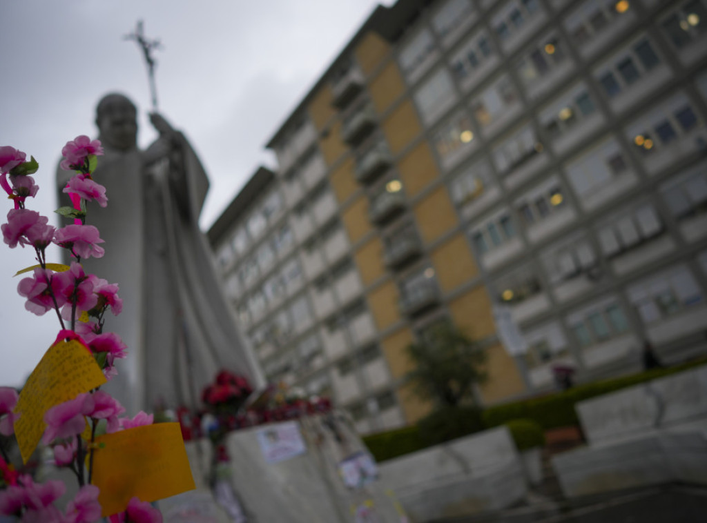 Vatikan: Papino zdravstveno stanje stabilno i poboljšano