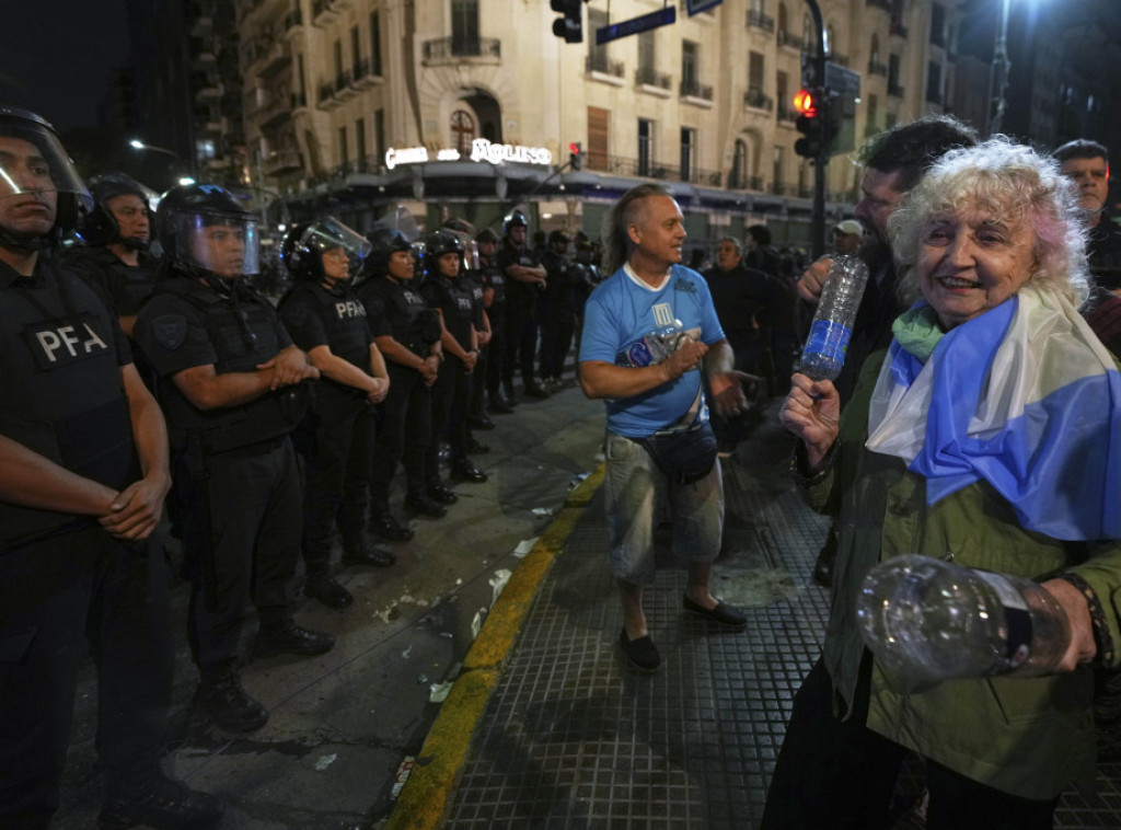 Navijači podržali penzionere u Argentini koji protestuju zbog smanjenja penzija