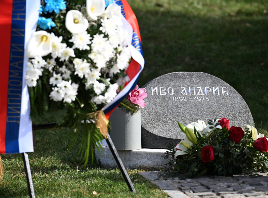 Ministar Selaković položio venac na grob Ive Andrića u Aleji zaslužnih građana