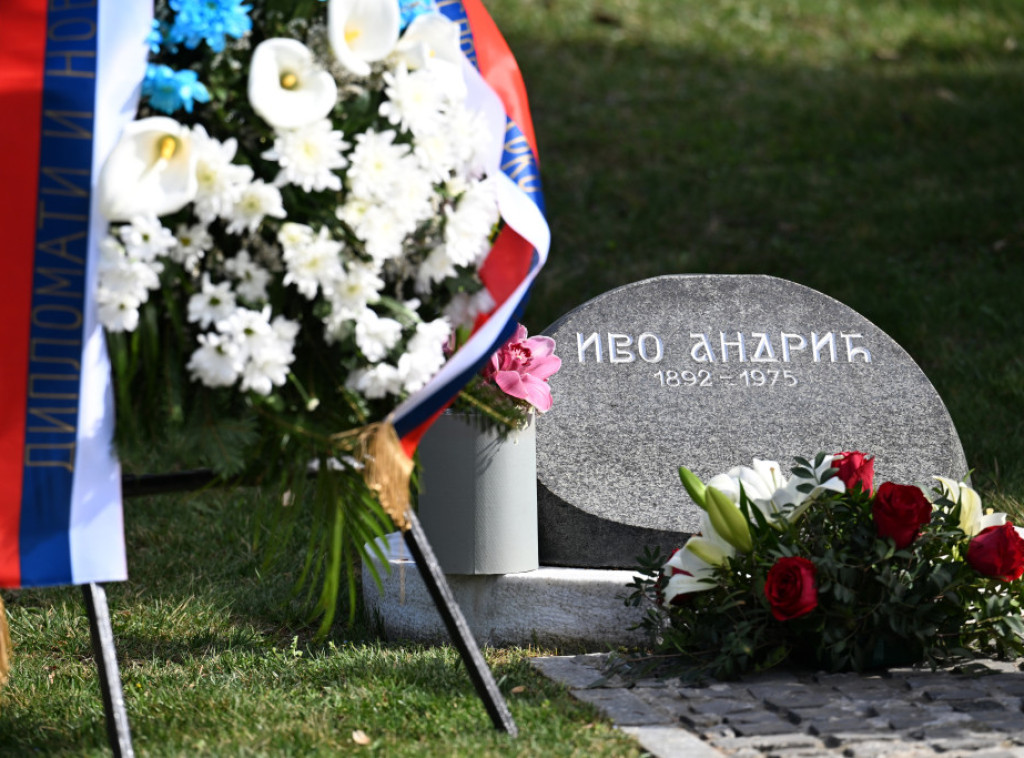 Ministar Selaković položio venac na grob Ive Andrića u Aleji zaslužnih građana
