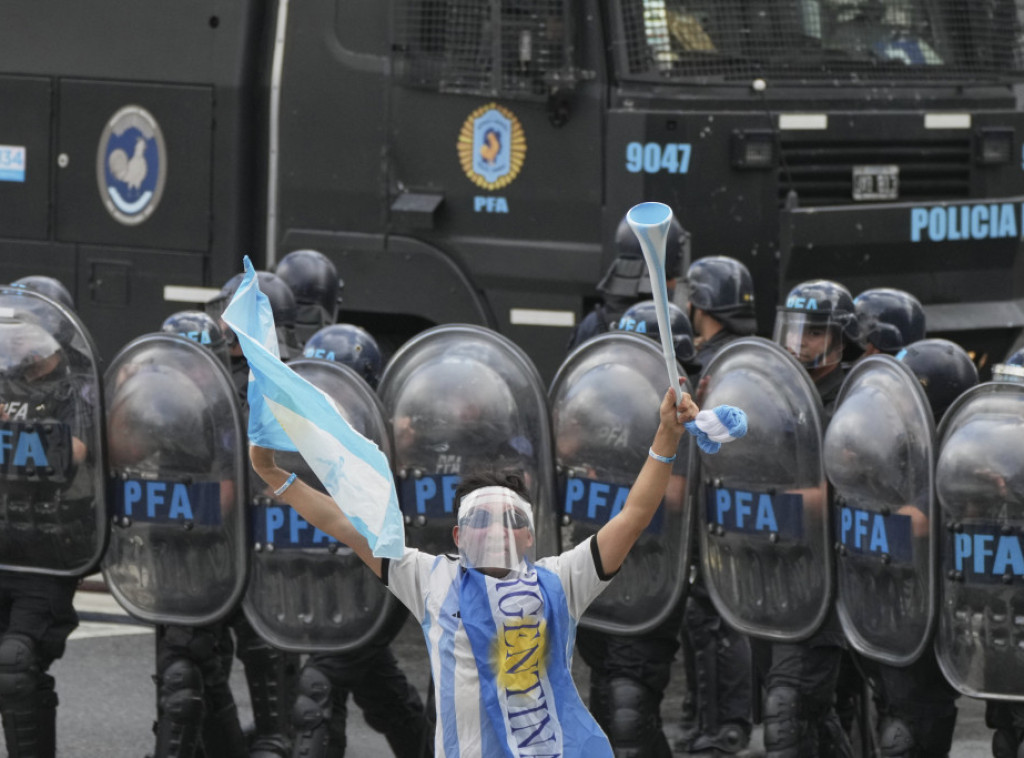 Na protestima penzionera i navijača u Argentini uhapšeno više od 120 osoba