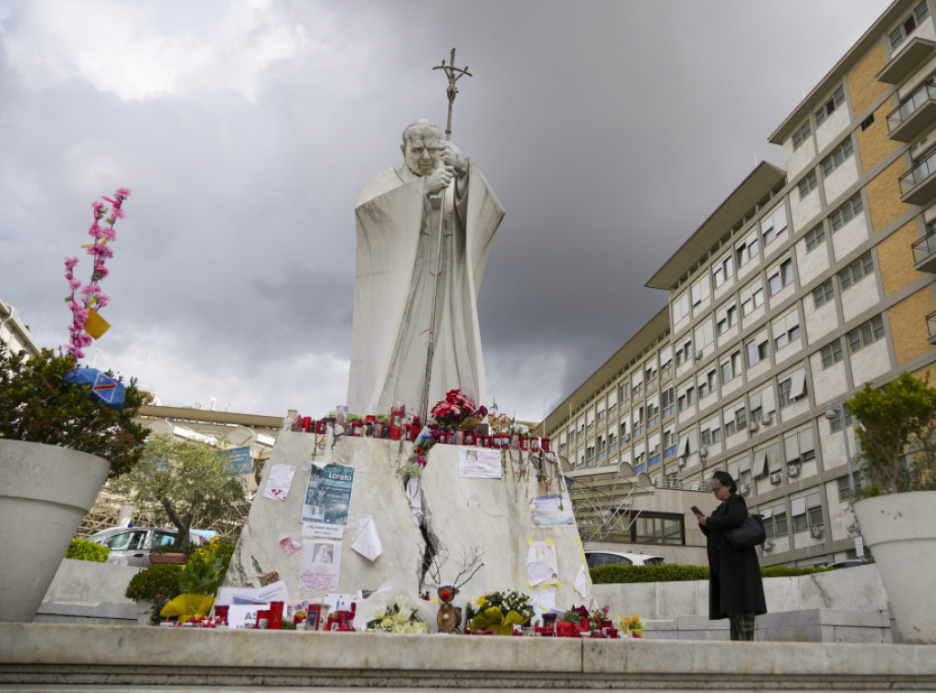 Vatikan: Papa imao mirnu noć u bolnici