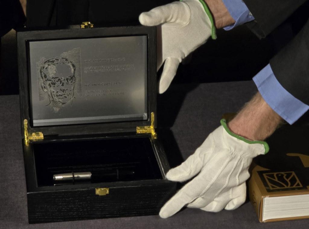 Muzej grada Beograda uručio naliv pero Ive Andrića Muzeju Nobelove nagrade