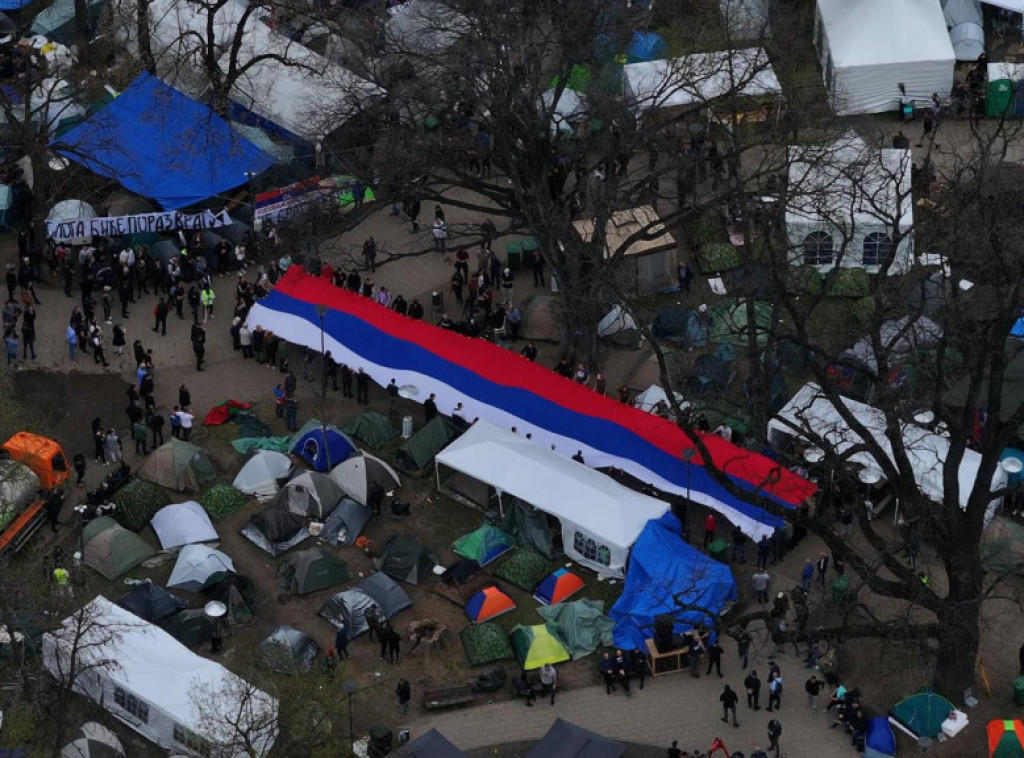 Studenti koji hoće da uče razvili su srpsku trobojku dugačku 30 metara
