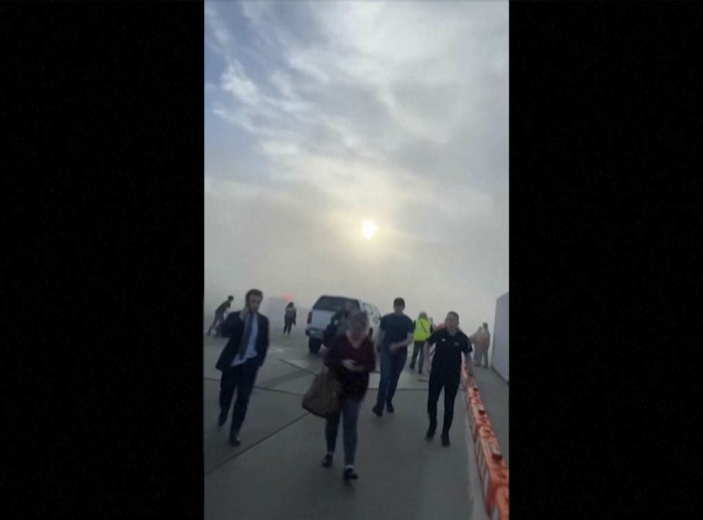 U požaru aviona Amerikan erlajns na aerodromu u Denveru lakše povređeno 12 osoba