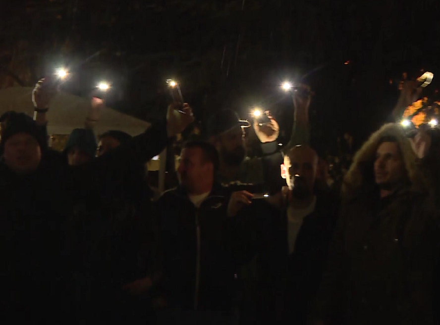 Studenti koji hoće da uče izveli performans - bliceve na telefonima uperili u nebo