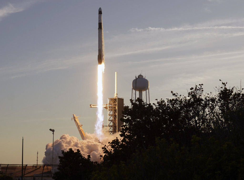 Isparenja iz rakete "SpaceX" izazvala svetleću spiralu na nebu