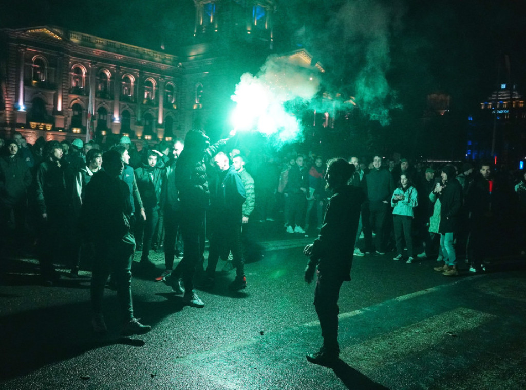 Ispred Skupštine grupa ljudi i dalje vređa pripadnike policije i baca na njih baklje