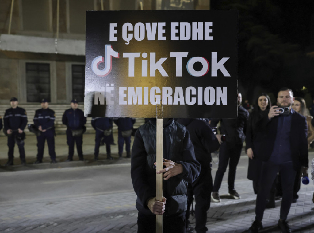 Tirana: Održan protest protiv gašenja Tik Toka
