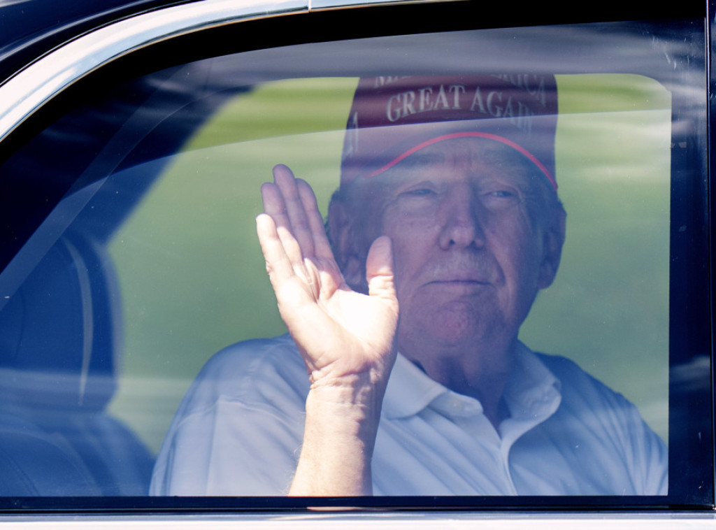 Novinarka mikrofonom nehotice udarila Trampa na konferenciji u Merilendu