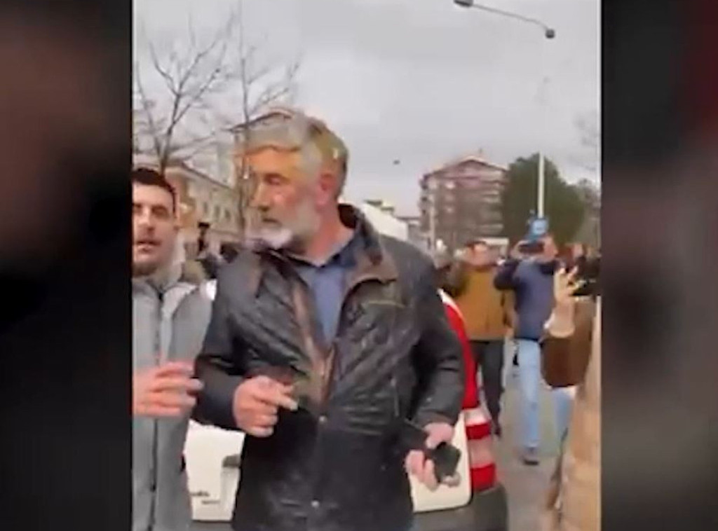 Grupa građana gađala jajima Opštinu Obrenovac i zaposlene