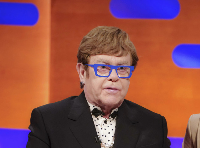 Elton Džon kritikuje britansku vladu zbog toga što ne štiti autorska prava muzičara od tehnoloških firmi za AI