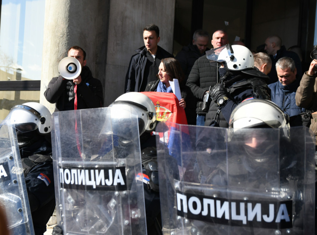 MUP: Okupljeni građani u toku noći blokirali ulaze u Skupštinu grada Novog Sada, policija ih udaljila