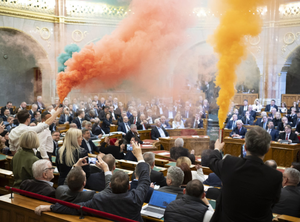 Mađarski opozicioni poslanici palili dimne bombe u parlamentu tokom sednice