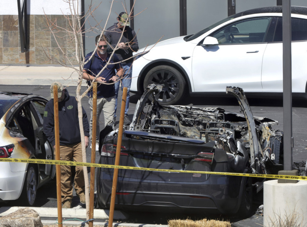 Nepoznati napadač bacio Molotovljeve koktele i pucao u automobile Tesla u Las Vegasu