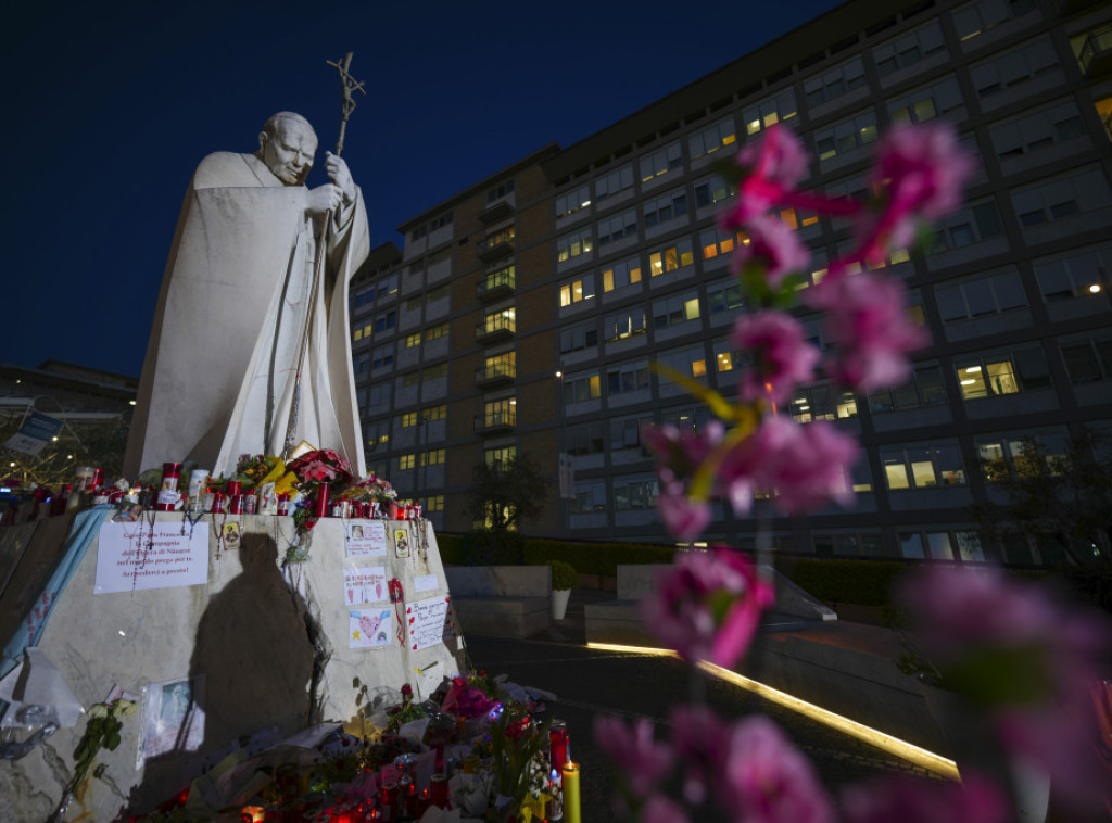 Papa Franja skinut sa neinvazivne mehaničke ventilacije, stanje poboljšano