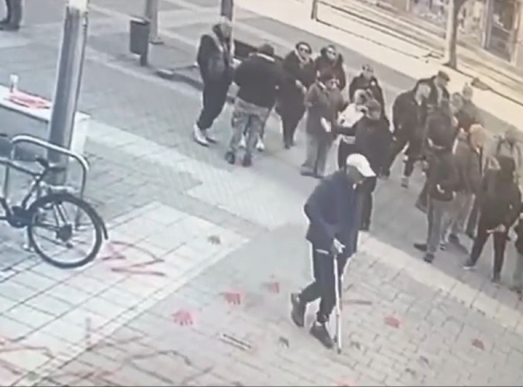 U Šapcu grupa građana predvođenih opozicijom gađala jajima zaposlene u Gradskoj uprav