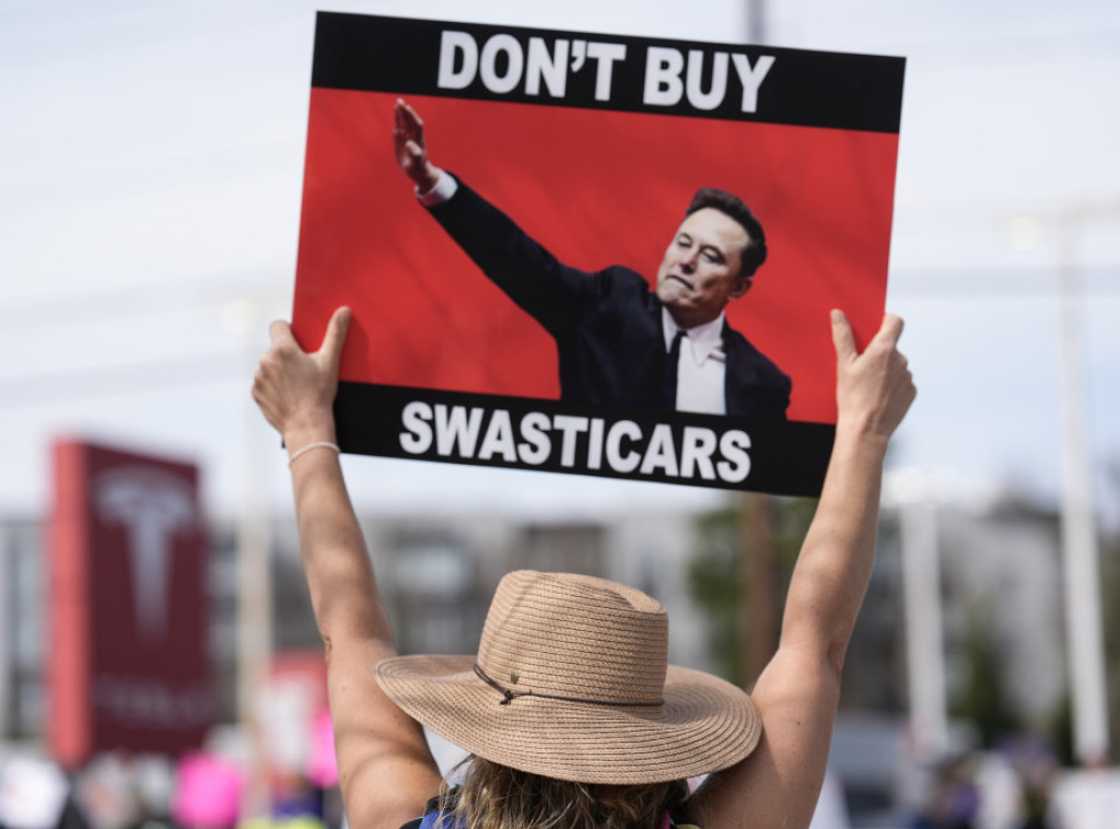 Ćerka Ilona Maska tvrdi da je očev gest na skupovima bio nacistički pozdrav