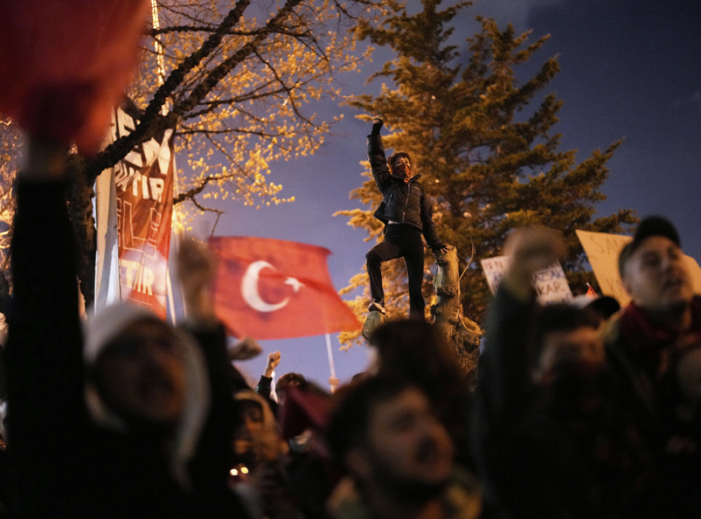 Više hiljada ljudi u Istanbulu protestovalo zbog zatvaranja gradonačelnika Imamoglua