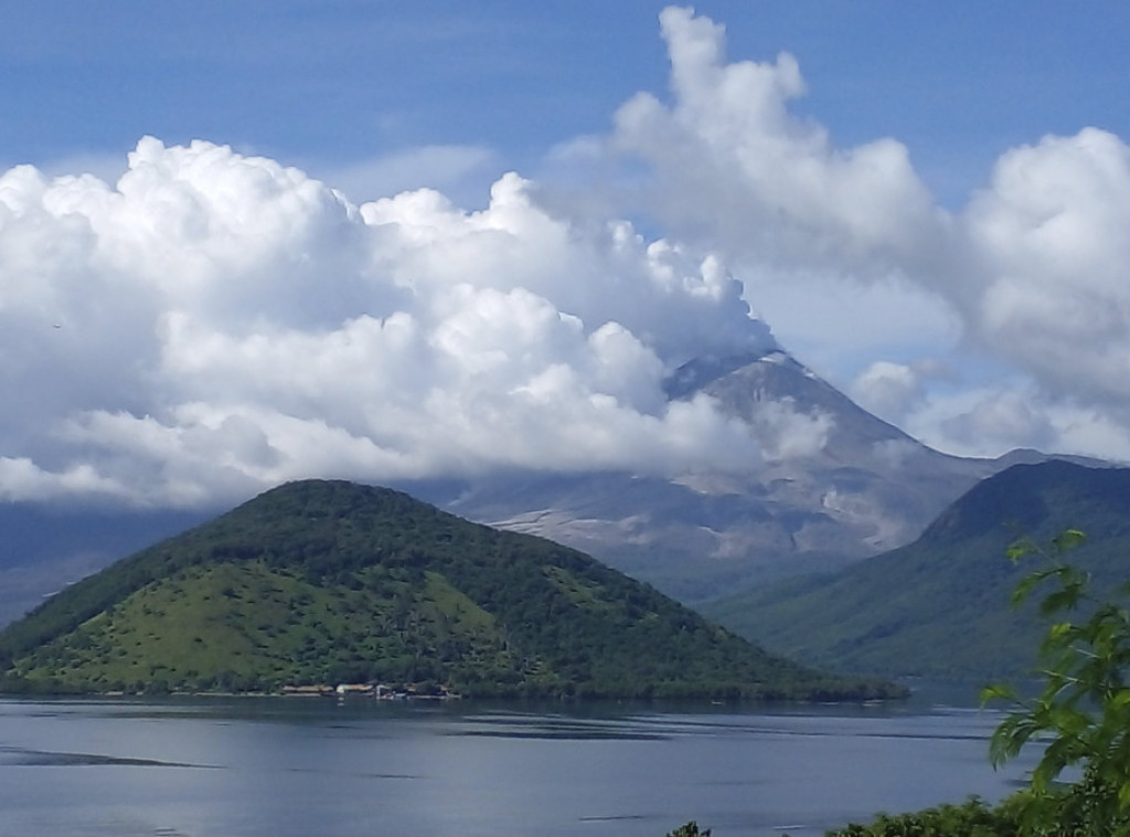 Vulkan Laki Laki u Indoneziji eruptirao tri puta, stub pepela visok osam kilometara