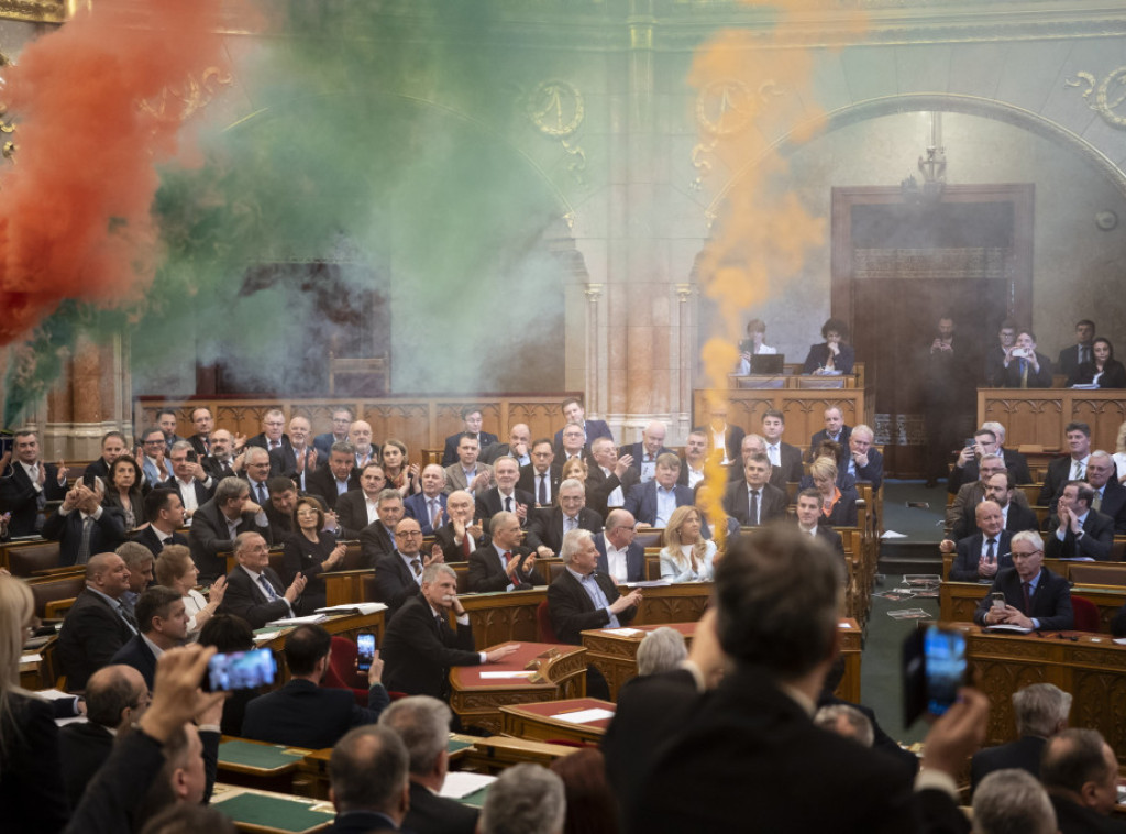 Poslanicima koji su aktivirali dimne bombe zabranjen pristup mađarskom parlamentu
