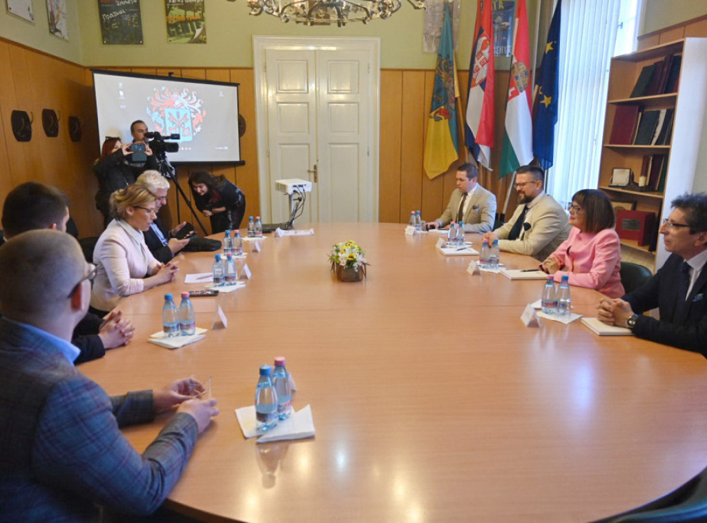 Gojković i Juhas posetili objekte u Senti čiju obnovu je finansirala Vlada APV