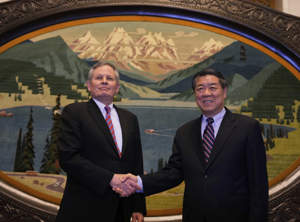 Trampov saveznik i senator iz Montane Stiv Dejns u poseti Kini