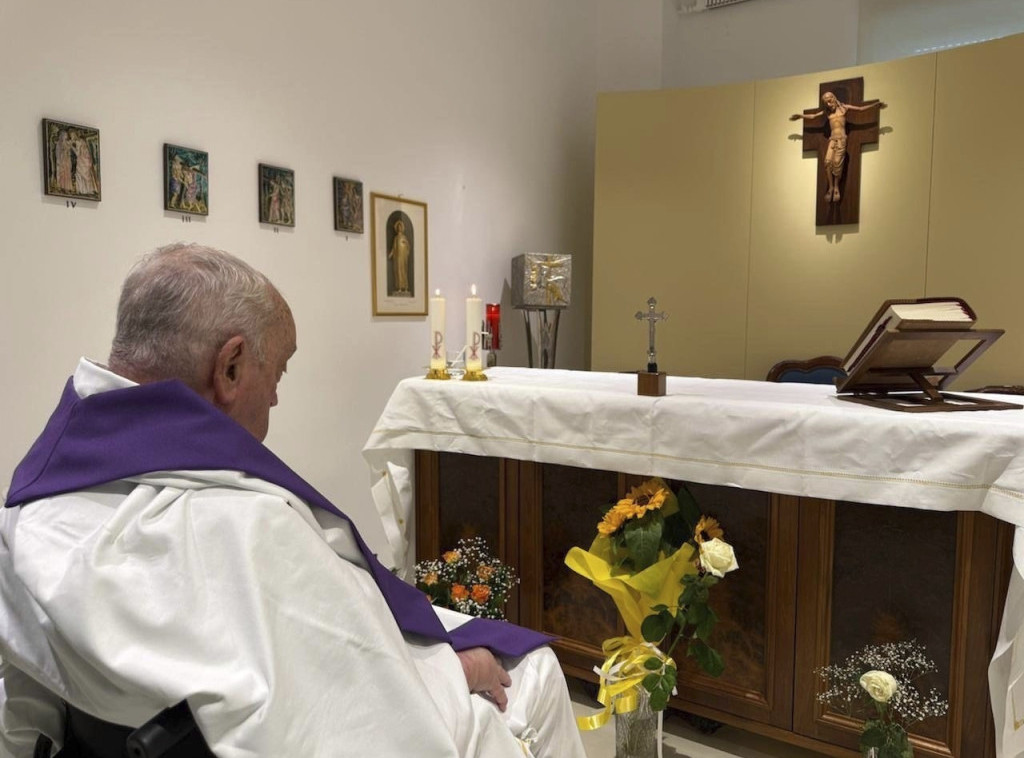 Vatikan: Papa planira da blagoslovi vernike sa prozora svoje bolničke sobe