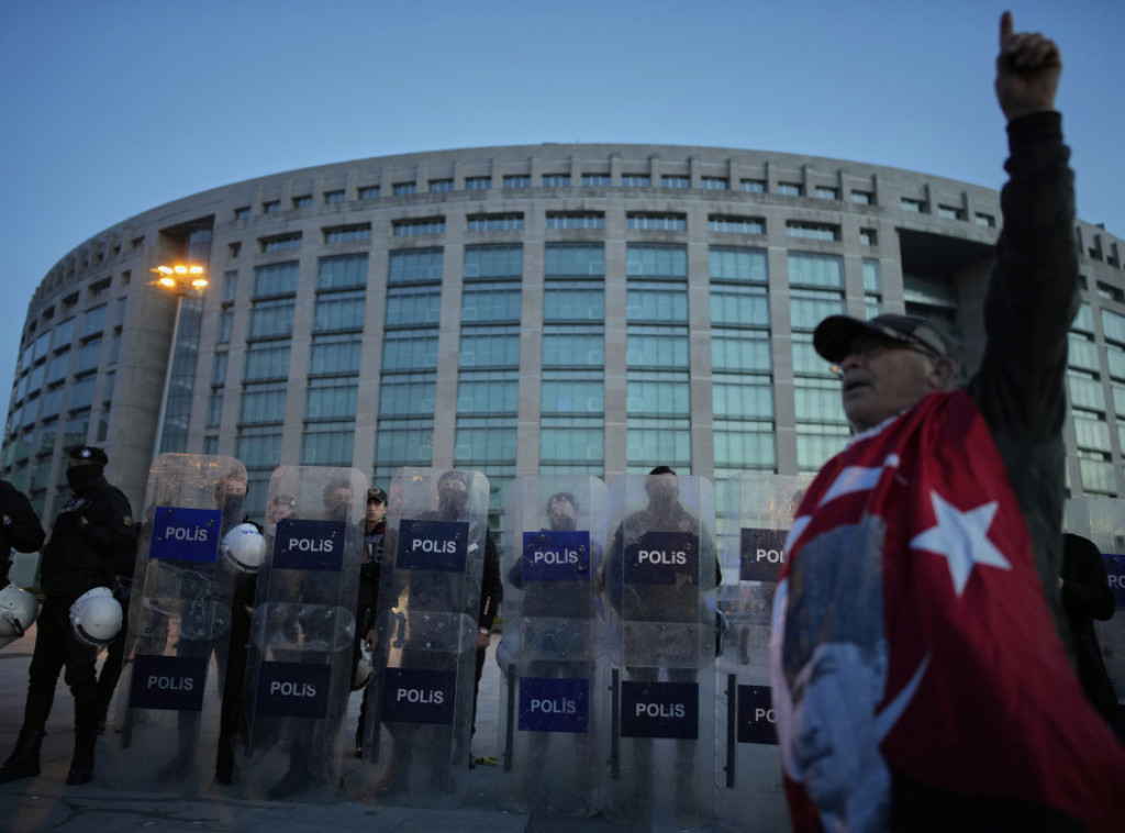 Novi protest u Istanbulu protiv hapšenja gradonačelnika uz veliko prisustvo policije