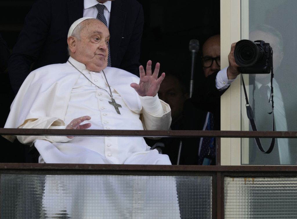 Papa Franja pozdravio vernike pre izlaska iz rimske bolnice Đemeli