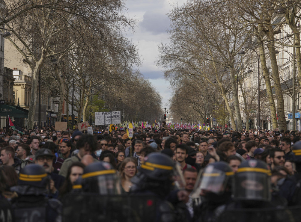 Desetine hiljada ljudi demonstriralo širom Francuske protiv rasizma i krajnje desnice