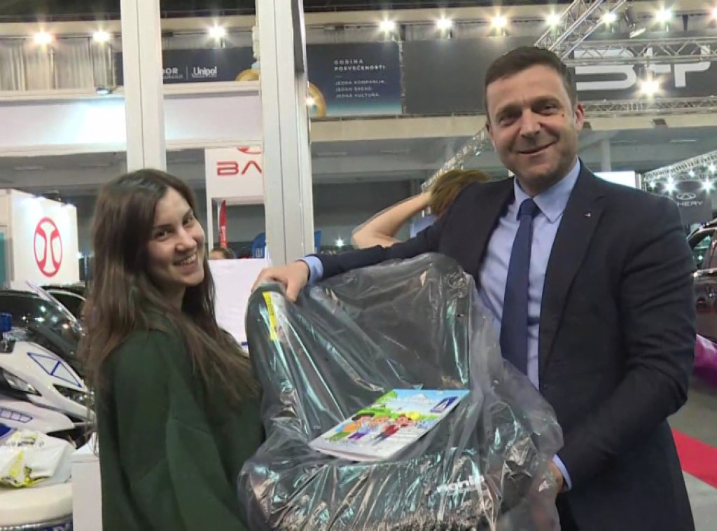 Agencija za bezbednost saobraćaja uručila 10 dečijih auto sedišta na 56. Sajmu automobila