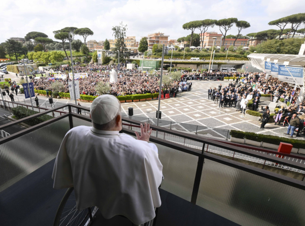 Papa Franja pozdravio vernike pre nego što je napustio rimsku bolnicu Đemeli