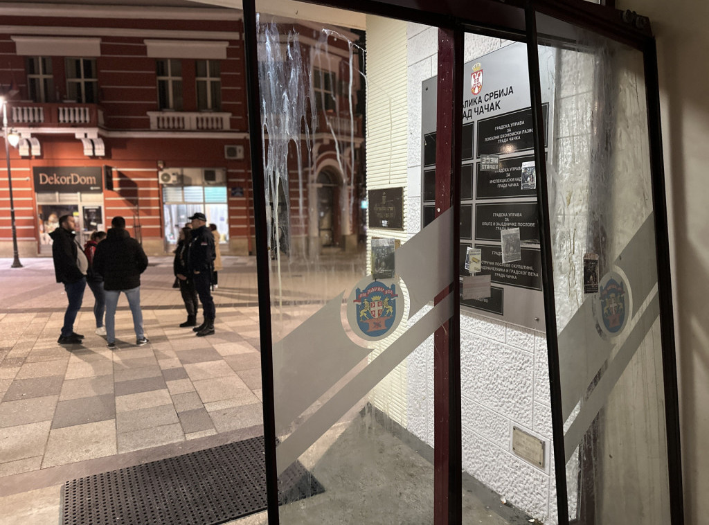 Demonstranti upali u opštinsku zgradu u Čačku