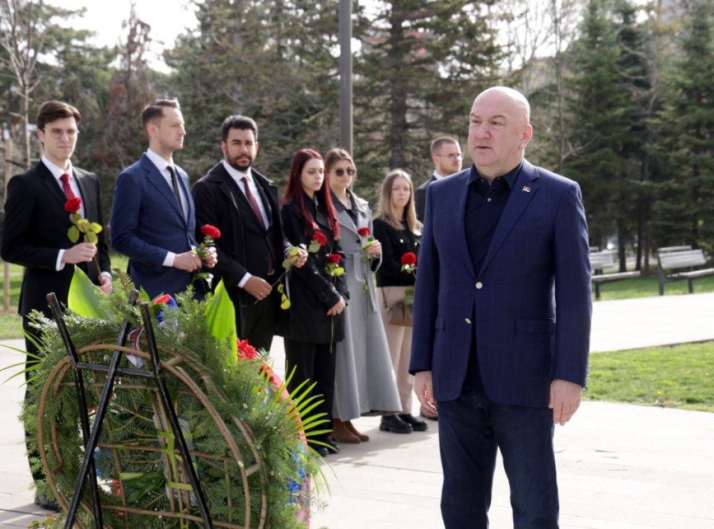 Nenad Popović odao počast žrtvama NATO agresije, položio venac na spomenik Milici Rakić