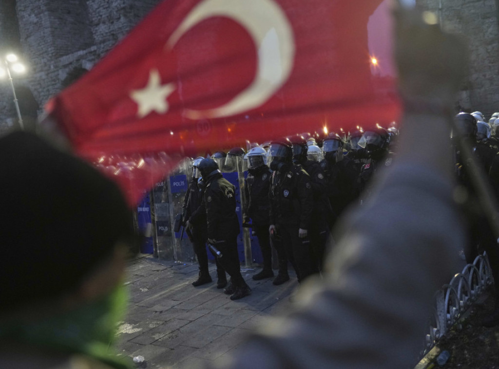 Devet novinara uhapšeno nakon protesta protiv zatvaranja gradonačelnika Istanbula