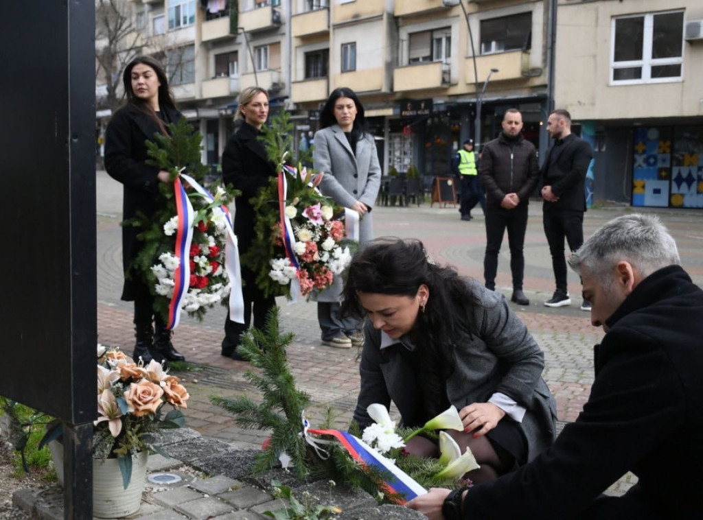 Na Trgu Braće Milić u Kosovskoj Mitrovici odata počast žrtvama NATO agresije
