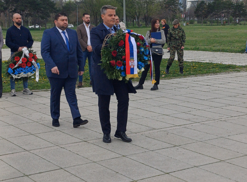 Polaganjem venaca na spomenik Večna vatra obeležen Dan sećanja na žrtve bombardovanja