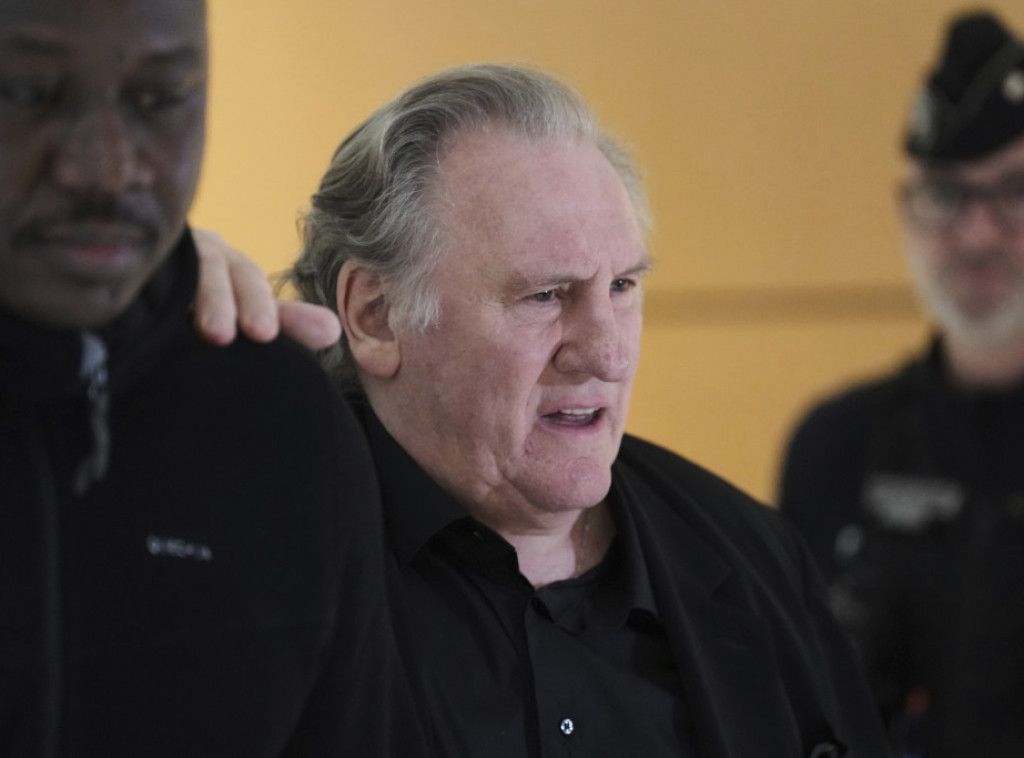 Glumac Žerar Depardje negirao napad, ali je priznao da je ''zgrabio koleginicu za bokove''