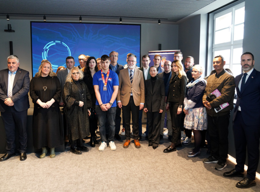 Ristić potpisao ugovore od 25 miliona dinara sa dobitnicima konkursa u oblasti informisanja