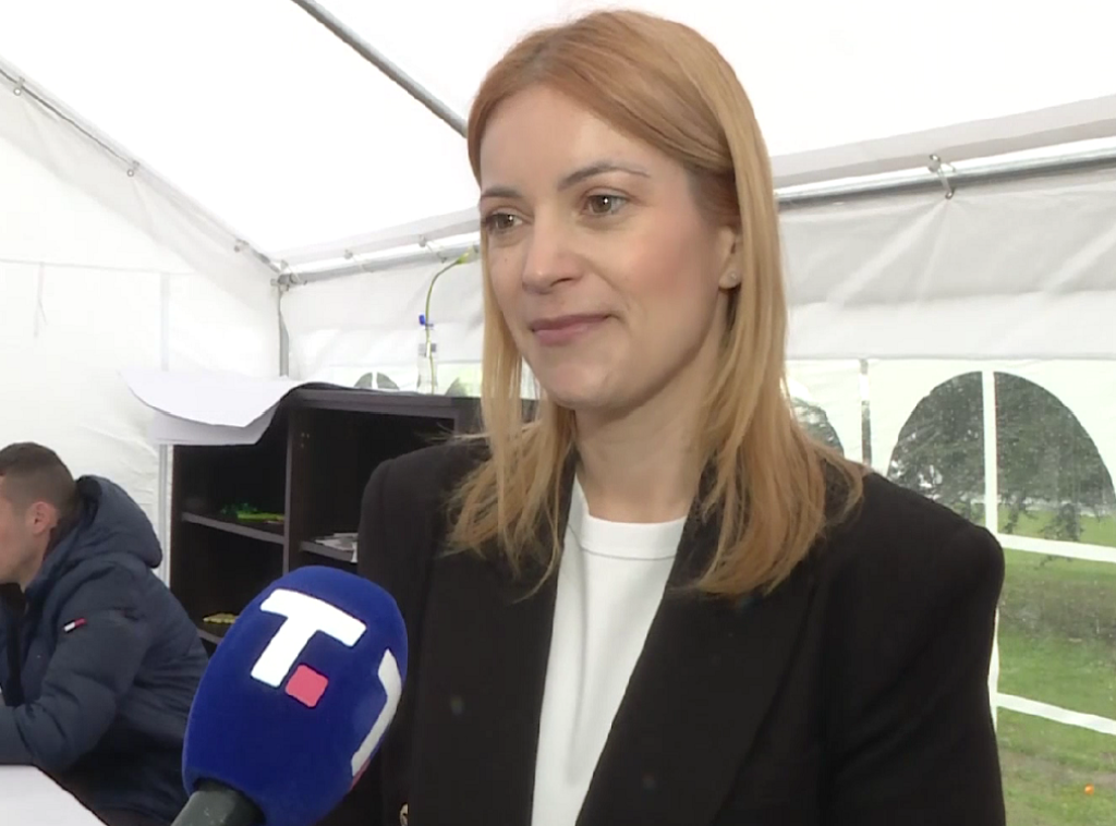 Bertović u poseti studentima koji žele da uče: Imate podršku da nastavite ka cilju