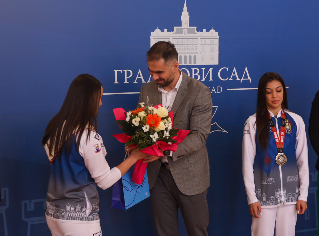 Gradonačelnik Novog Sada Mićin ugostio bokserke Srbije koje su osvojile medalje na SP