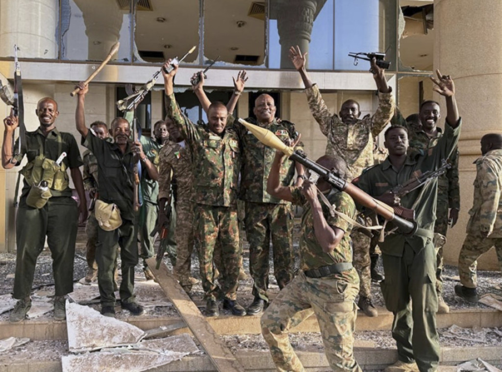 Sudanska vojska opkolila aerodrom u Kartumu i okolna područja